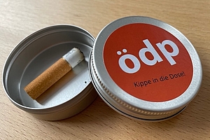 Taschenaschenbecher mit Kippe in der Dose