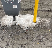 Zigarettenkippen neben dem Abfalleimer
